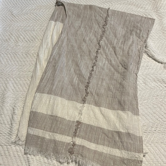 Universal Thread Poncho - Picture 2 of 3